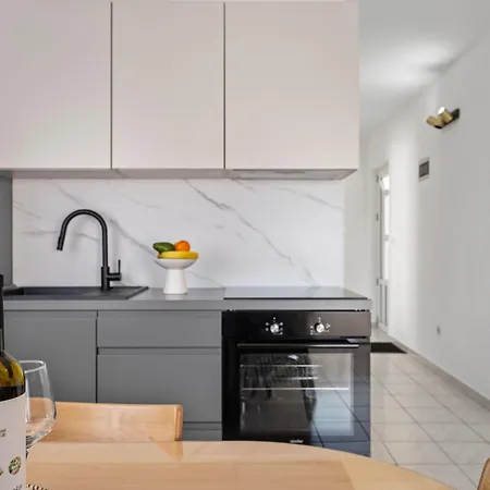 Aquarius Apartments - Beachside With Heated Pool Vodice Room photo