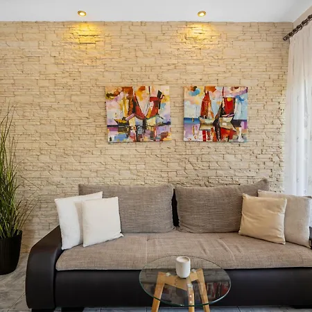 Aquarius Apartments - Beachside With Heated Pool Vodice Room photo