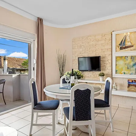 Aquarius Apartments - Beachside With Heated Pool Vodice Room photo