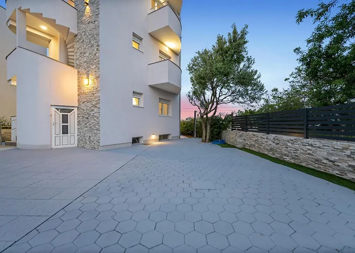 Aquarius Apartments - Beachside With Heated Pool
