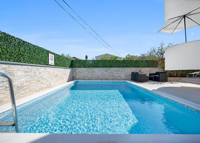 Aquarius Apartments - Beachside With Heated Pool