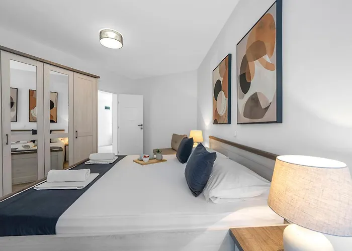 Aquarius Apartments - Beachside With Heated Pool