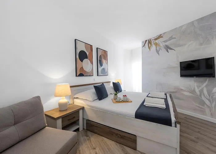Aquarius Apartments - Beachside With Heated Pool