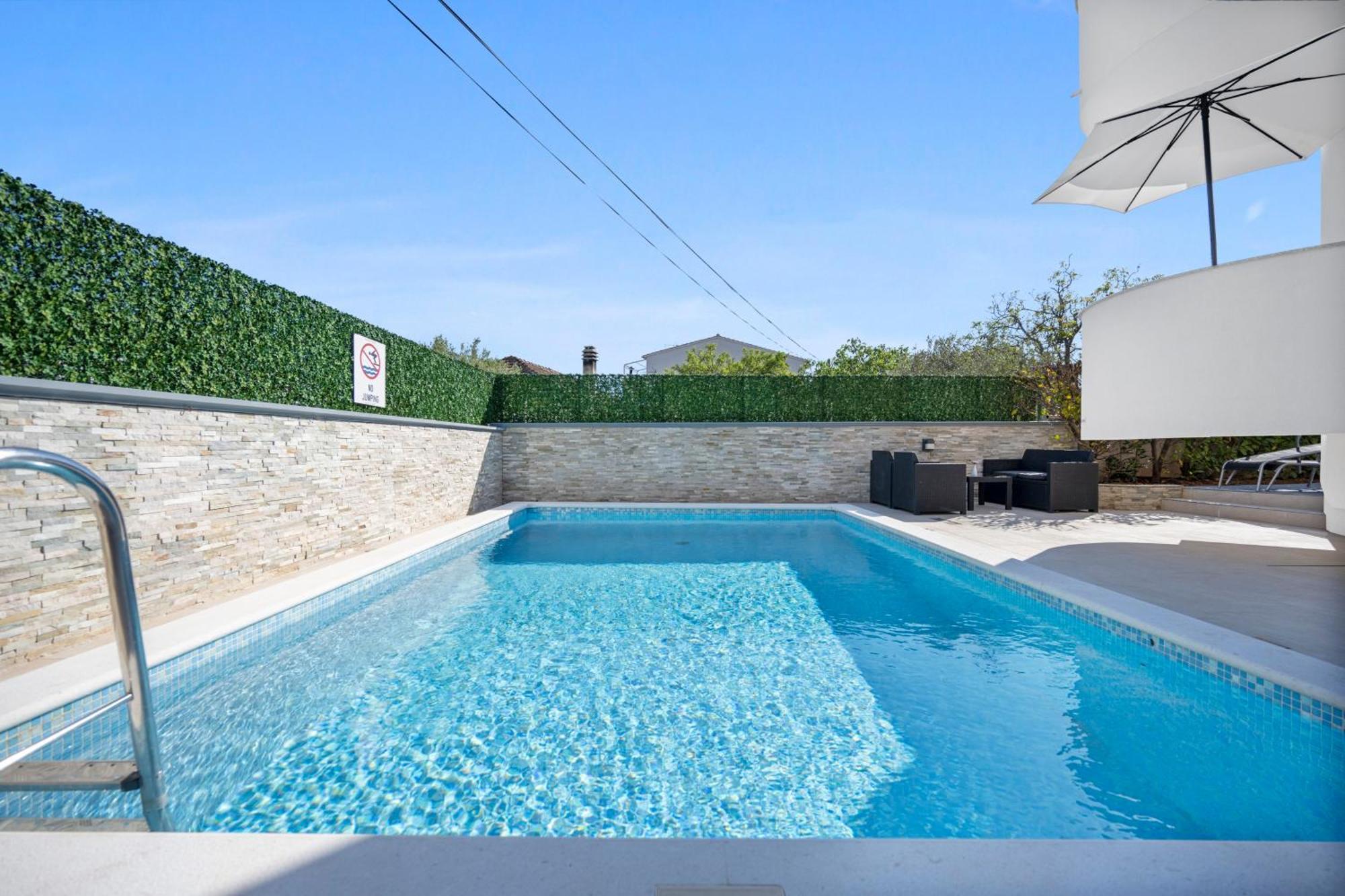 Apartman Aquarius - Beachside With Heated Pool