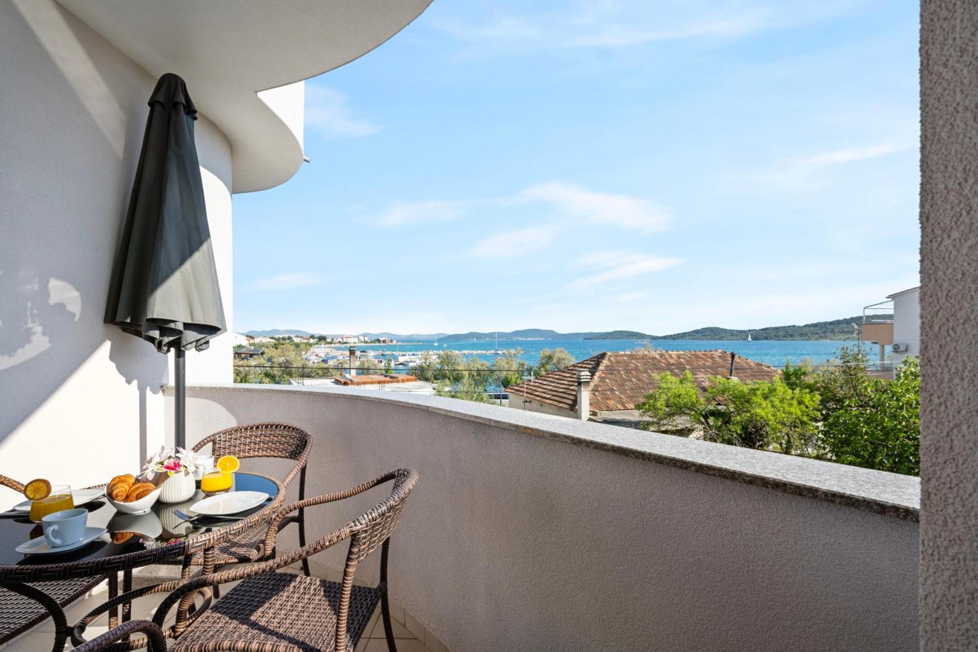 Aquarius - Beachside With Heated Pool Apartman *