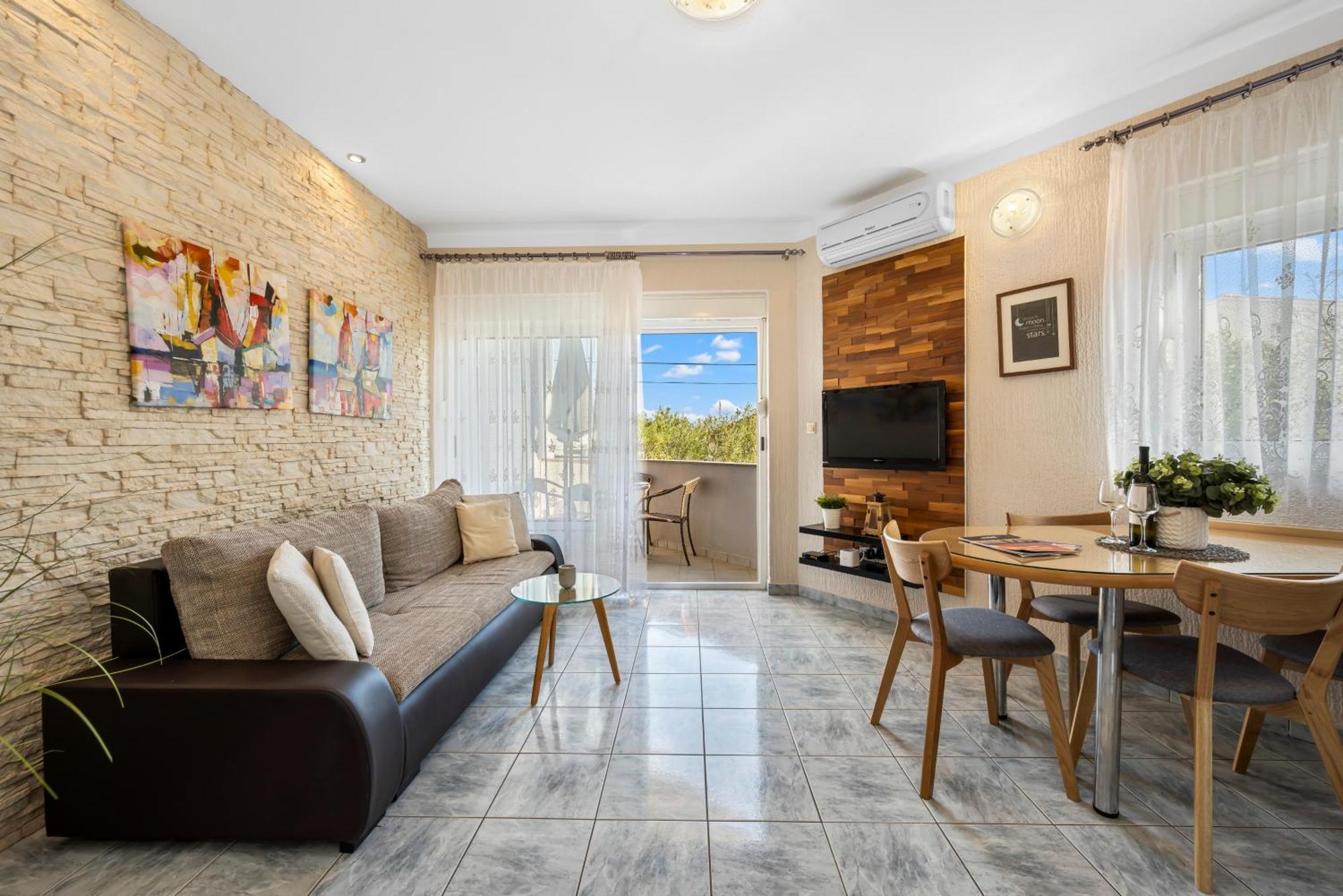 Aquarius - Beachside With Heated Pool Appartement Vodice
