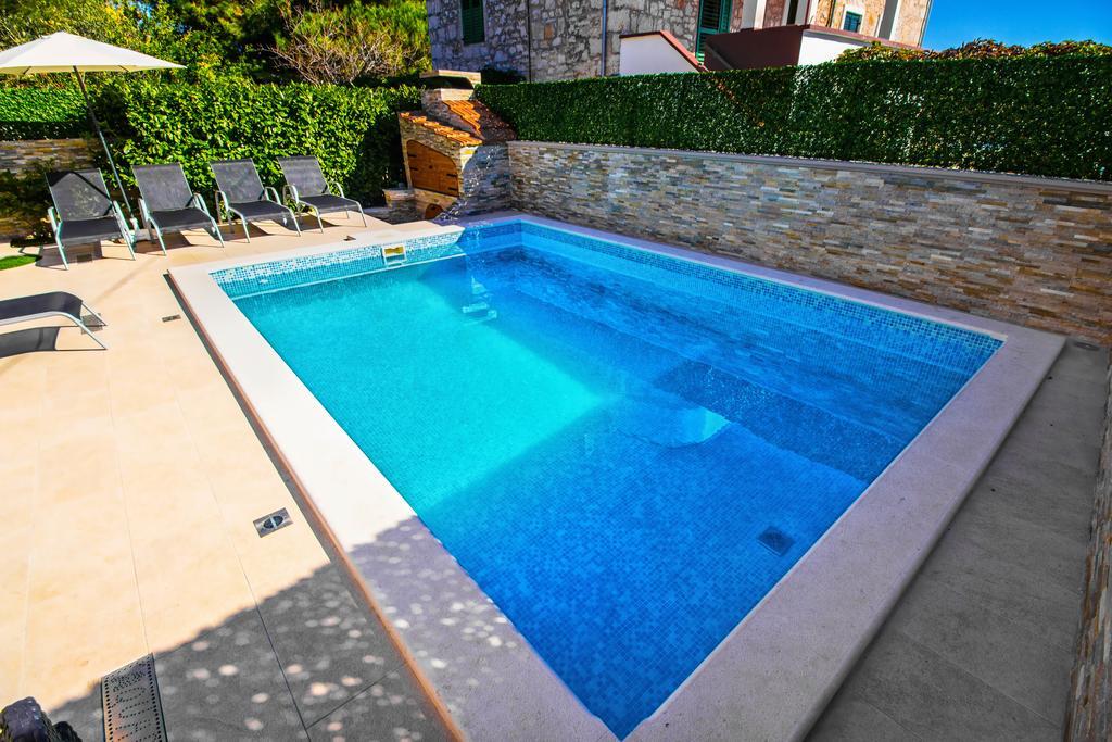 Aquarius - Beachside With Heated Pool Apartman