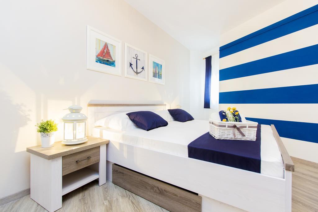 Aquarius - Beachside With Heated Pool Apartman *